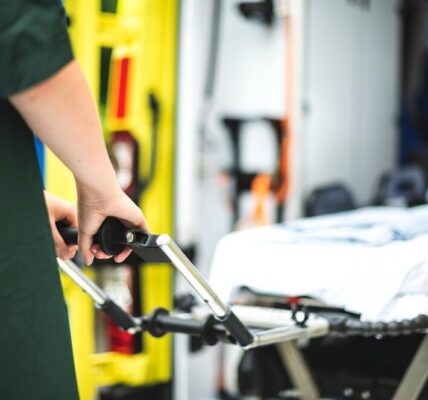 台中太平驚傳墜樓 外籍男子6樓摔落2樓天台 無呼吸心跳送醫急救