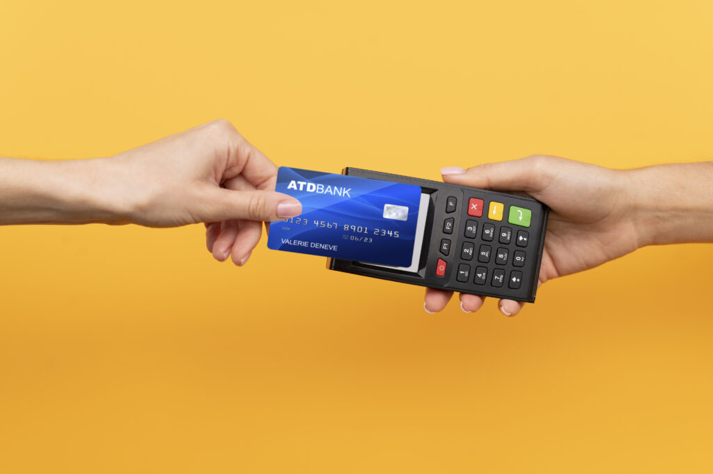 Person paying with its credit card