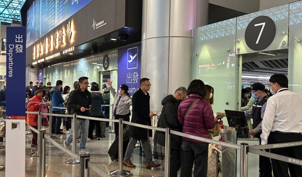 清明連假首日桃園機場旅運量預估達14.5萬人次 旅客需注意五大危險品攜帶規定