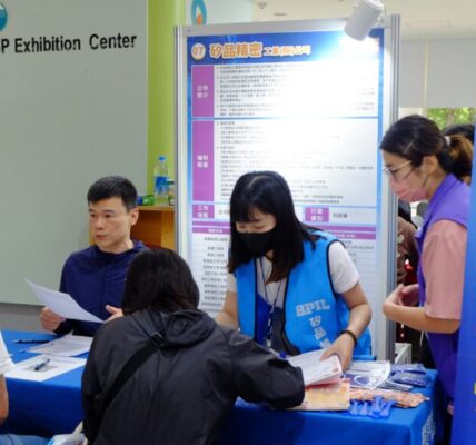 畢業即補助！新鮮人參加就業計畫最高領4.5萬　台中徵才博覽會吸800人搶職缺