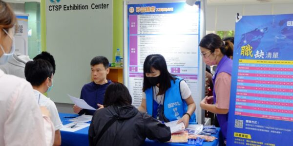 畢業即補助！新鮮人參加就業計畫最高領4.5萬　台中徵才博覽會吸800人搶職缺