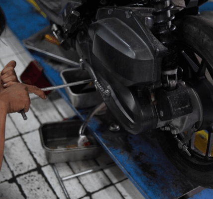 幫人解鎖收200元卻被罵黑店？車行老闆無奈：我還教你怎麼開