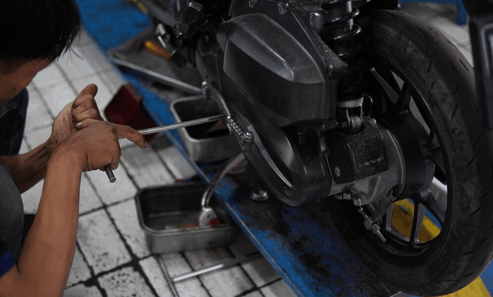 幫人解鎖收200元卻被罵黑店？車行老闆無奈：我還教你怎麼開