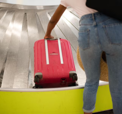 行李轉盤不是擂台！6大機場提領行李NG行為一次看，禮儀專家教你怎麼做