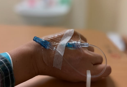 抗癌3年再住院！女星吳忻熹發燒入院曝病況　寫下6字心聲「與癌共存」