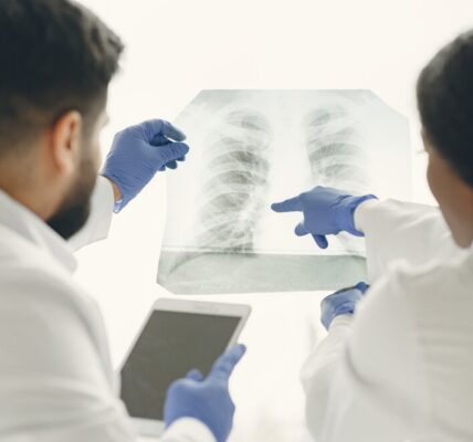 愛飆歌狂咳不止！56歲老菸槍確診早期肺癌 幸運切除重拾生活