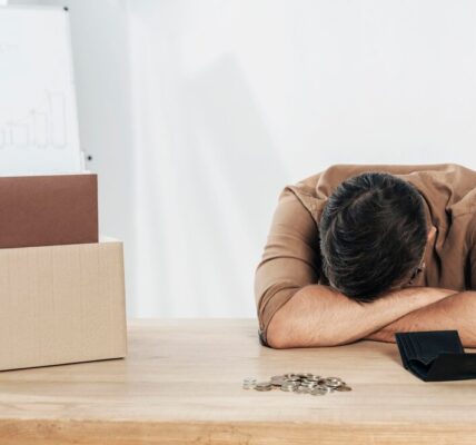 台灣科技新創突襲裁員！工程師「上班一半被資遣」　嘆股票變壁紙、養3娃壓力爆表