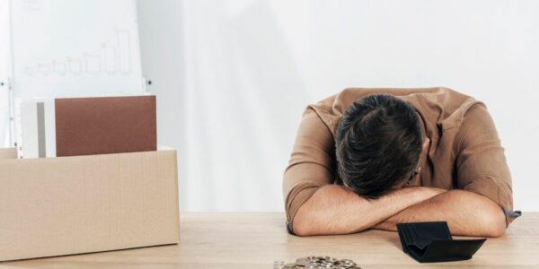 台灣科技新創突襲裁員！工程師「上班一半被資遣」　嘆股票變壁紙、養3娃壓力爆表