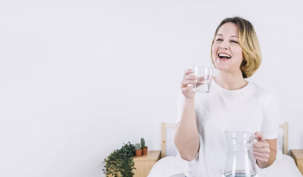 水不是喝越多越好！醫揭「黃金喝水量」　可降膀胱癌、大腸癌風險