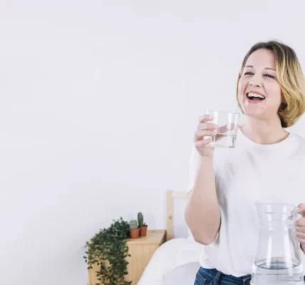 水不是喝越多越好！醫揭「黃金喝水量」　可降膀胱癌、大腸癌風險