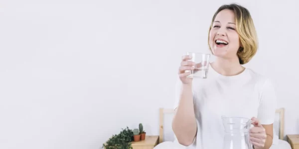 水不是喝越多越好！醫揭「黃金喝水量」　可降膀胱癌、大腸癌風險
