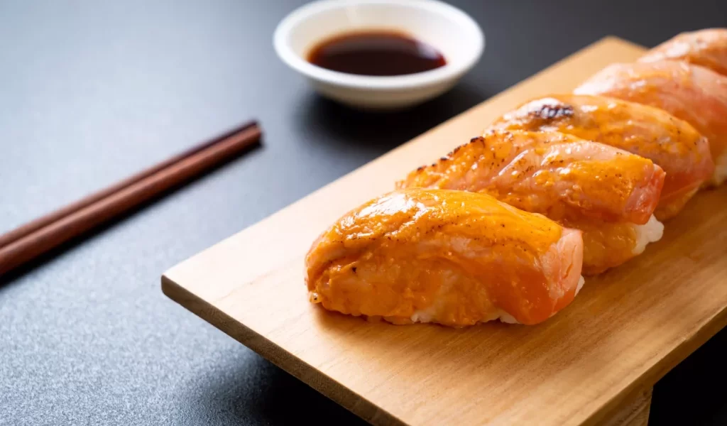 外帶壽司驚見活蛆爬行　店家發聲明致歉並強調將強化食品安全