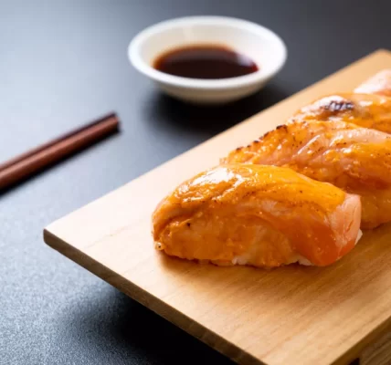 外帶壽司驚見活蛆爬行　店家發聲明致歉並強調將強化食品安全