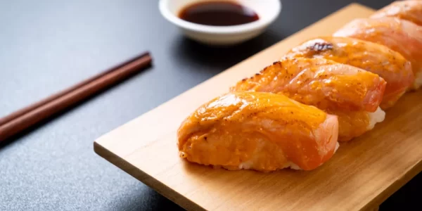 外帶壽司驚見活蛆爬行　店家發聲明致歉並強調將強化食品安全