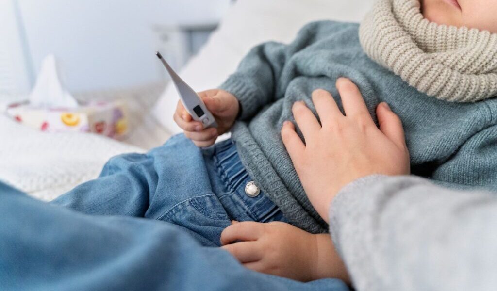 新冠與腸病毒雙重威脅 疾管署籲儘早接種、注意嬰幼兒重症前兆