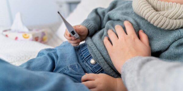 新冠與腸病毒雙重威脅 疾管署籲儘早接種、注意嬰幼兒重症前兆