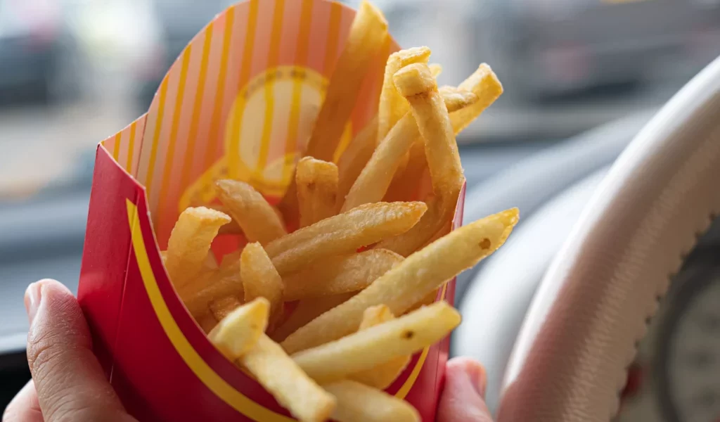 薯條現炸等3分鐘惹怒男客 小弟弟一句話幽默回應笑翻全場