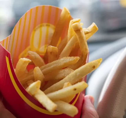 薯條現炸等3分鐘惹怒男客 小弟弟一句話幽默回應笑翻全場