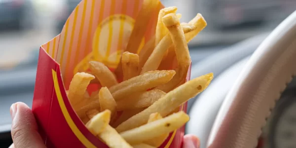 薯條現炸等3分鐘惹怒男客 小弟弟一句話幽默回應笑翻全場