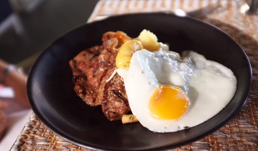 夜市牛排的蛋為何總是半熟？老饕揭露背後原因：這才是靈魂所在！