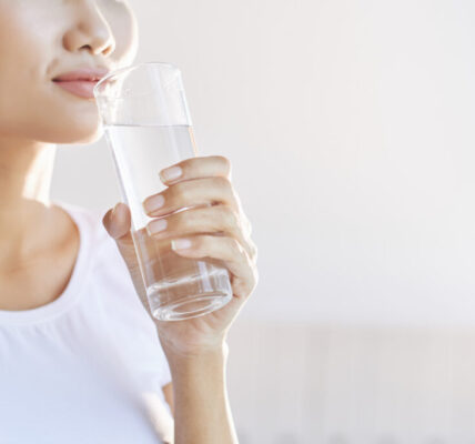 【健康焦點】小心越喝越渴！專家揭「錯誤補水」10大地雷，這些習慣你中了幾項？