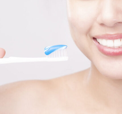 挑選美白牙膏有學問！牙醫提醒：避開高研磨產品　過度使用恐傷琺瑯質