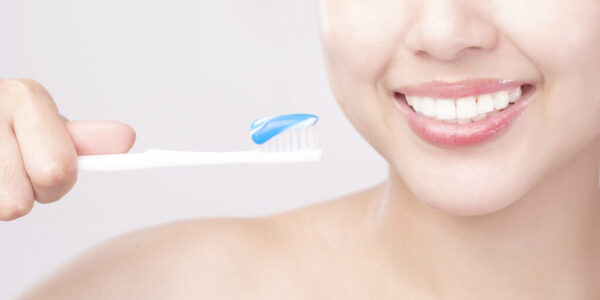 挑選美白牙膏有學問！牙醫提醒：避開高研磨產品　過度使用恐傷琺瑯質