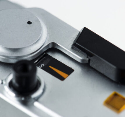 日產固態電池突破：續航翻倍、30分鐘快充，挑戰中國電池霸主地位