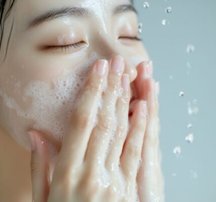 清水洗臉行不行？皮膚科醫師解答：這3種膚質不需洗面乳