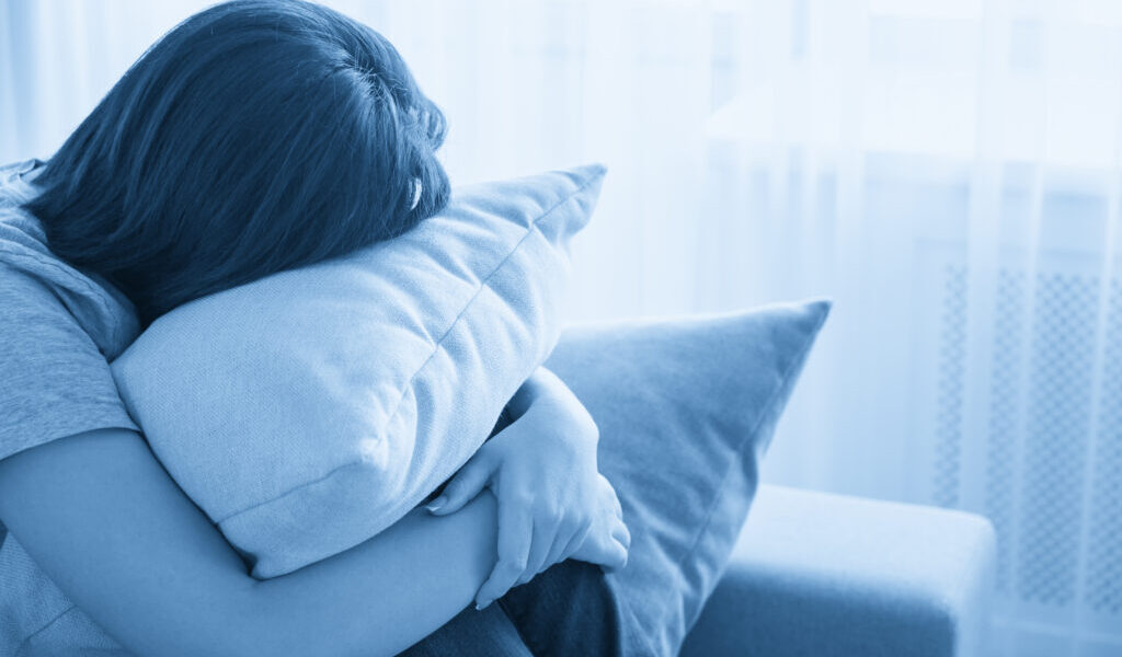 憂鬱症不是只是「想太多」！最新研究發現：你的大腦真的會被影響，年輕人更明顯