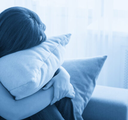 憂鬱症不是只是「想太多」！最新研究發現：你的大腦真的會被影響，年輕人更明顯