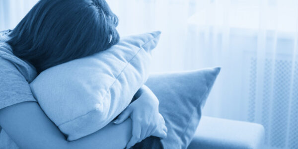 憂鬱症不是只是「想太多」！最新研究發現：你的大腦真的會被影響，年輕人更明顯