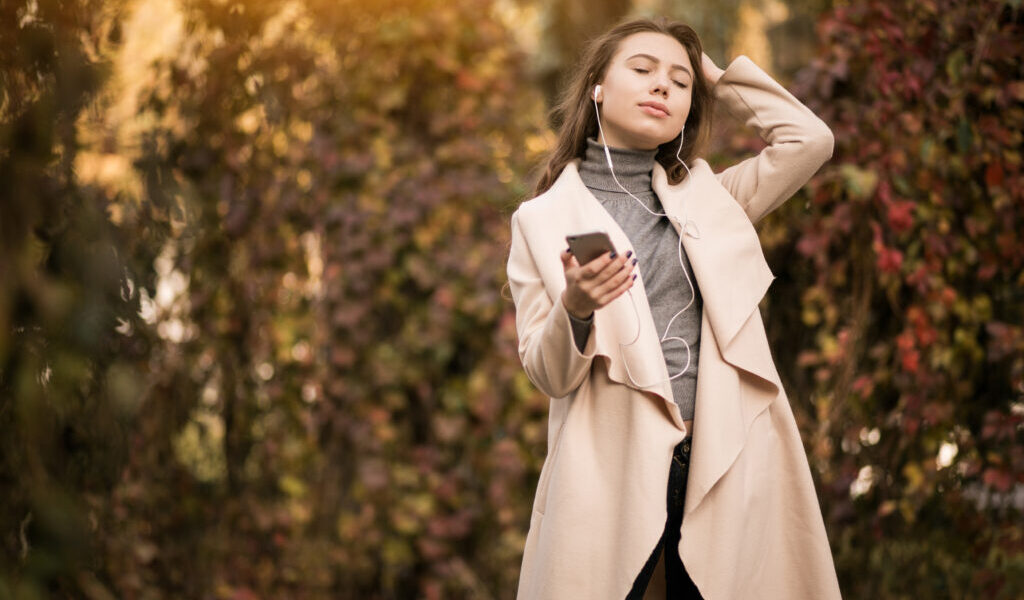 秋冬穿搭不撞色！2025 三大主色趨勢，粉彩、棕調與開心果綠全攻略