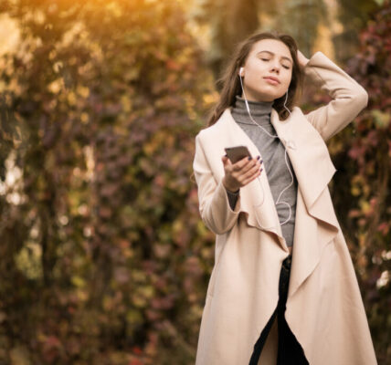 秋冬穿搭不撞色！2025 三大主色趨勢，粉彩、棕調與開心果綠全攻略