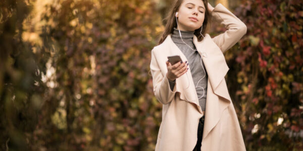 秋冬穿搭不撞色！2025 三大主色趨勢，粉彩、棕調與開心果綠全攻略