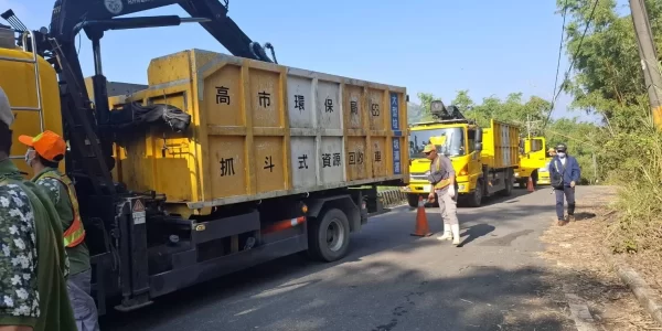 高雄月世界驚現「兩層樓高垃圾山」　環保局稽查破袋證實來自台南　已追查不法來源