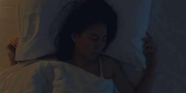 睡前開燈比滑手機更傷身？醫師警告：微光恐擾亂荷爾蒙、提高心臟與糖尿病風險