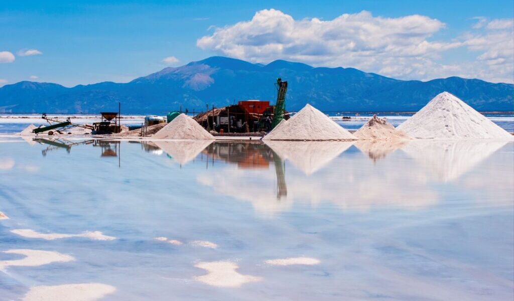 白色聖誕不用出國！七股鹽山打造夢幻聖誕村 音樂會、市集與煙火一次登場