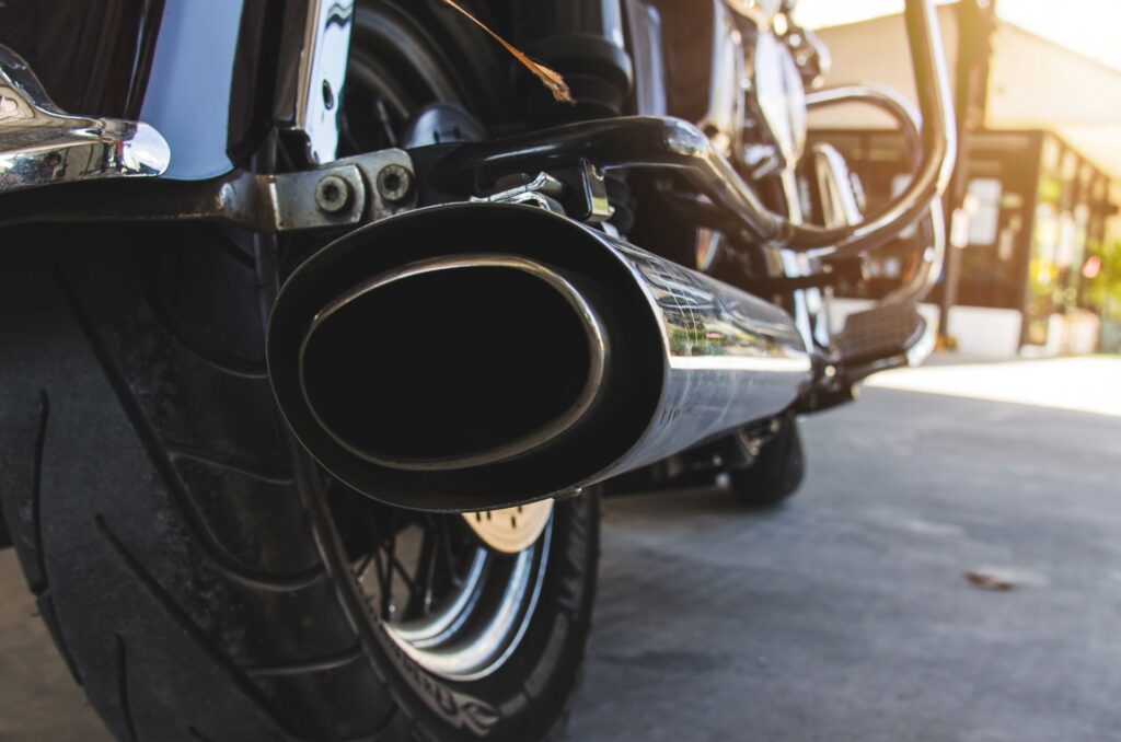 噪音新制上路別踩線！桃園夜間稽查7車超標　最高恐罰3.6萬元、還可能扣牌