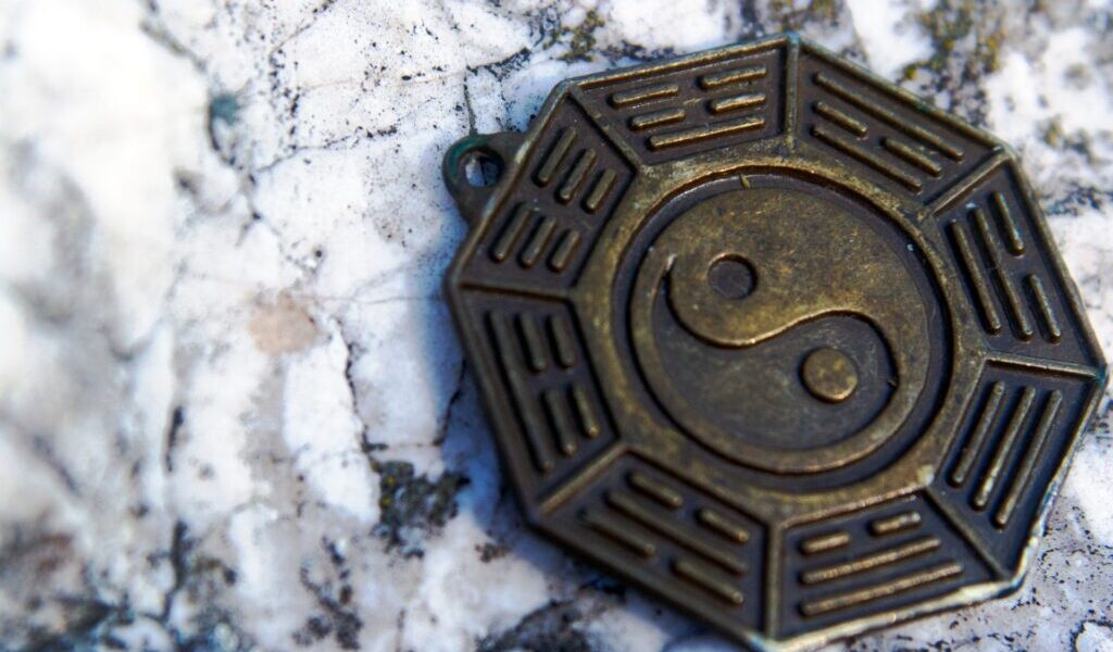 赤馬年將至恐掀動盪？命理師預警「赤馬紅羊劫」　6大爆發性風險一次看