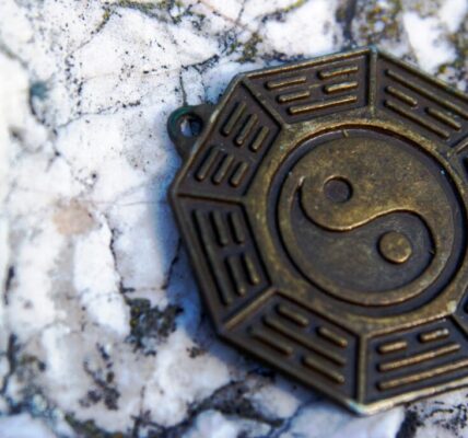 赤馬年將至恐掀動盪？命理師預警「赤馬紅羊劫」　6大爆發性風險一次看