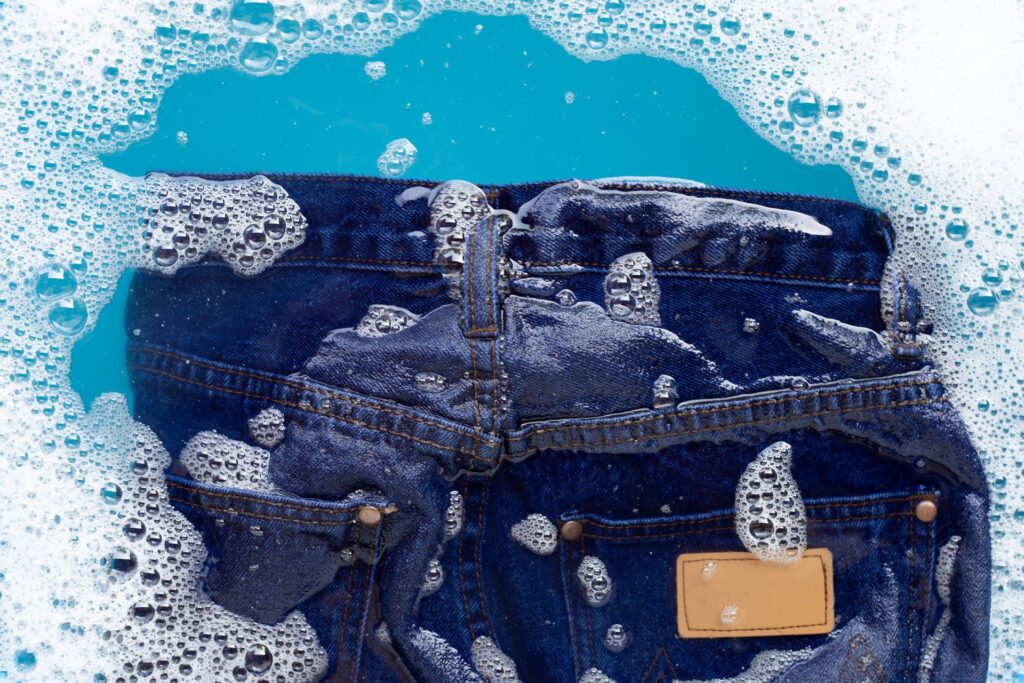 牛仔褲別天天洗！洗衣專家揭保色關鍵 穿對次數更耐穿