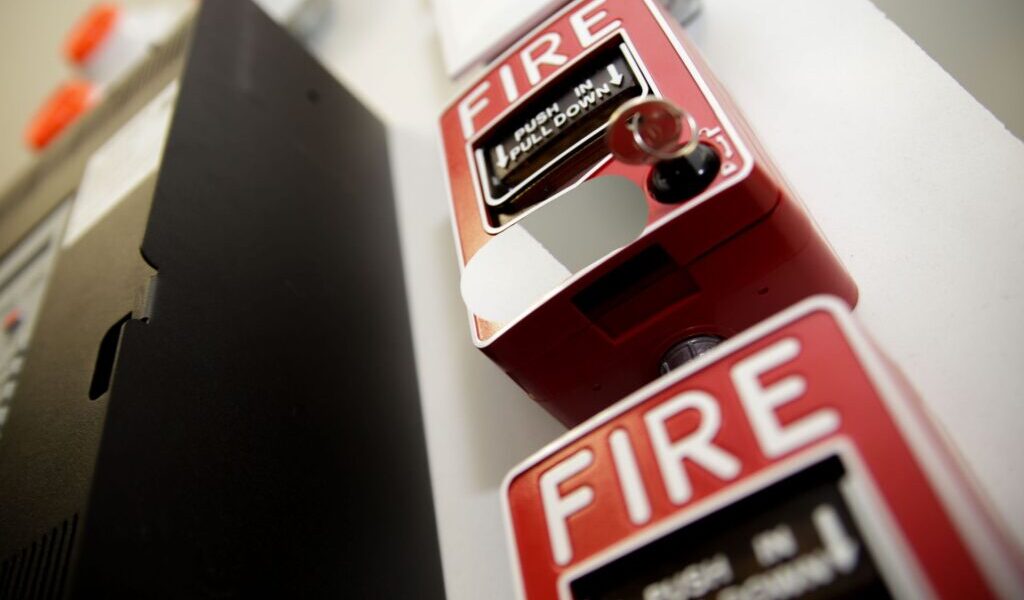 日本青森外海再震6.4！強震後餘震頻仍　多處火警、變電所起火幸無人傷亡