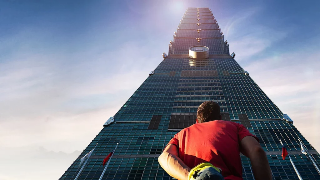 艾力克斯．霍諾德站在台北101外牆前，仰望高樓，準備展開徒手攀登。