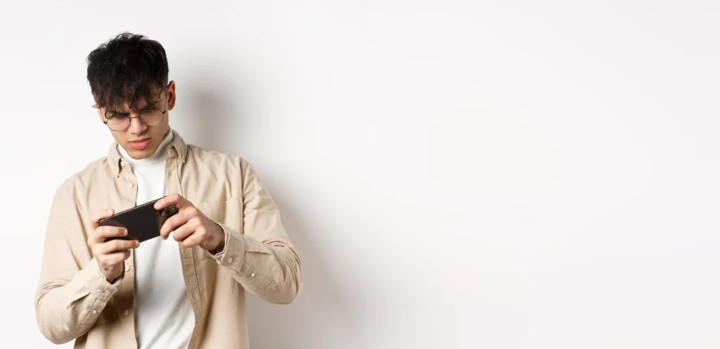 玩家使用手機體驗遊戲畫面技術