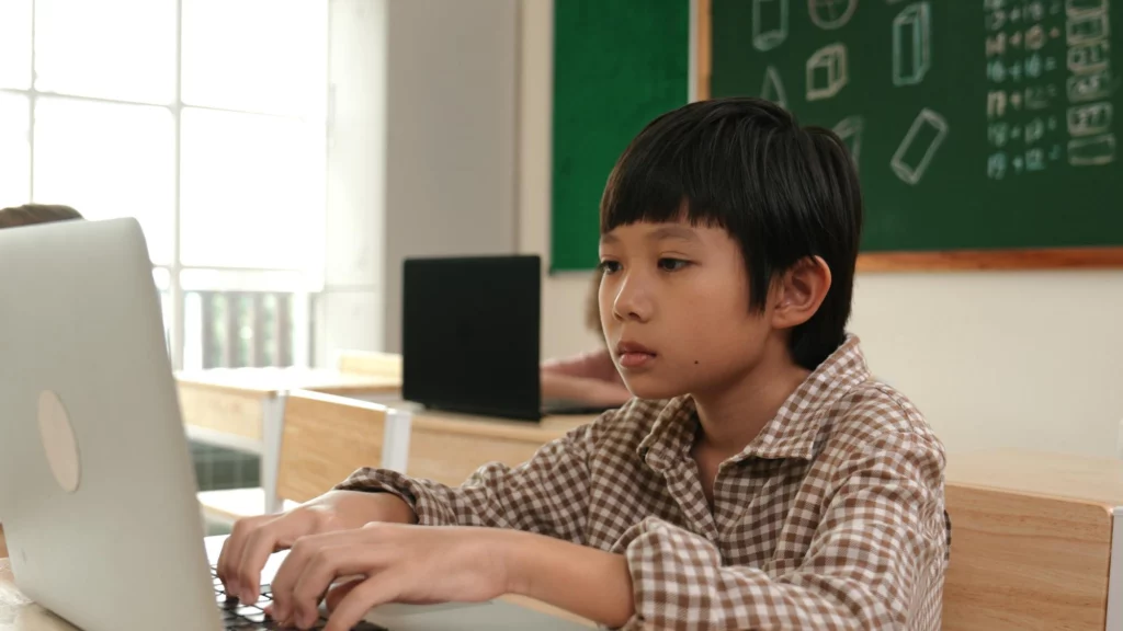 學生在教室使用筆電學習AI與程式設計課程