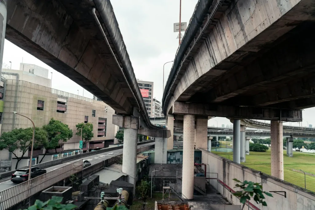 國1北斗自撞事故完成拖吊全線恢復通車