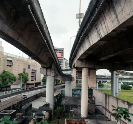 國1北斗自撞事故完成拖吊全線恢復通車
