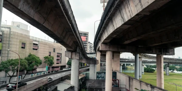 國1北斗自撞事故完成拖吊全線恢復通車
