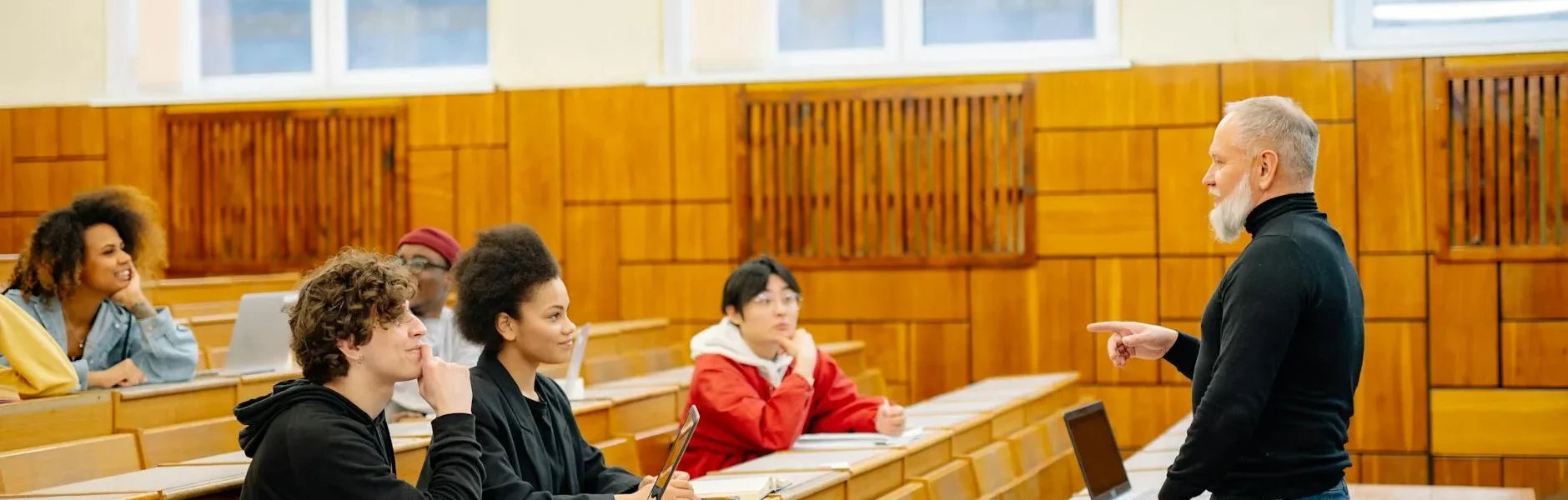 金佳垠校園演講秀親和力模擬記者會變帶貨現場
